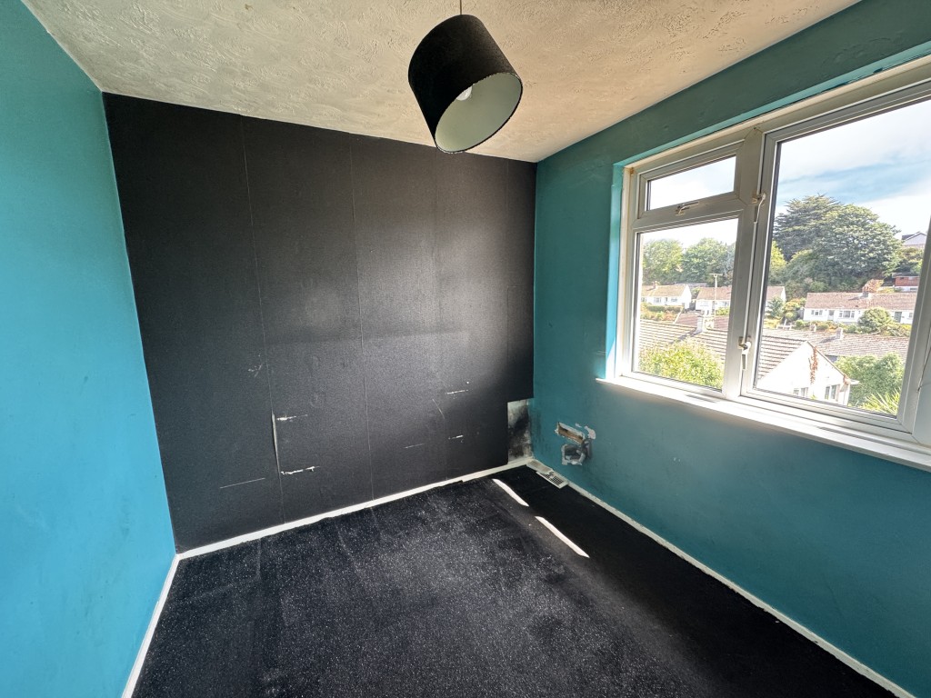 Lot: 105 - SEMI-DETACHED HOUSE FOR IMPROVEMENT IN POPULAR LOCATION - Bedroom three